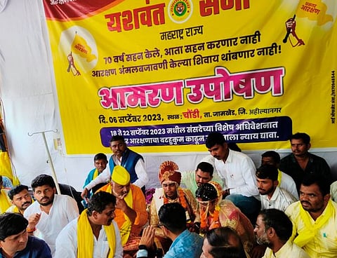 अक्षता पडताच नववधू-वर लग्नसोहळ्यातून थेट उपोषणस्थळी