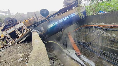 केमिकल टँकर पलटी