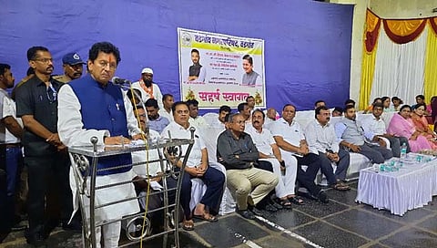 पेठवडगाव येथे नगरपालिकेच्या विकास आढावा बैठकीत बोलताना पालकमंत्री दीपक केसरकर