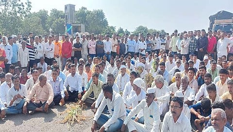 धुळे: तरवाडे येथे दुष्काळ जाहीर करण्यासाठी शेतकऱ्यांचा रास्ता रोको