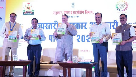 सहकारी संस्थांसाठीच्या मार्गदर्शक पुस्तिकेचे प्रकाशन करताना डावीकडून संजय राऊत, दीपक तावरे, सहकार मंत्री दिलीप वळसे पाटील, राजेश कुमार, अनिल कवडे.