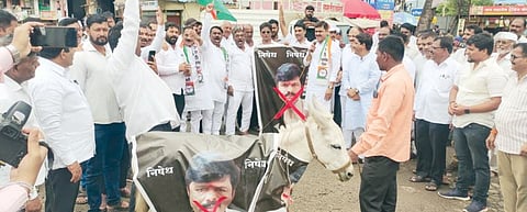 घोटावडे फाटा येथे पडळकर यांच्या फोटोची गाढवावरून धिंड