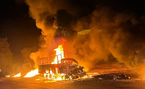 Pune Solapur Fire : पुणे-सोलापूर महामार्गावर तीन वाहनांना भीषण आग