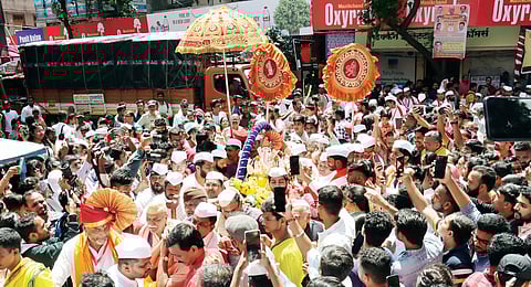 ganeshotsav 2023 : पुण्यातील मानाच्या आणि प्रमुख गणपती मंडळांची वैभवशाली मिरवणूक; विधिवत प्रतिष्ठापना