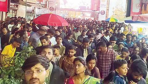 Pune Ganeshotsav 2023 : पुण्यात गणेशभक्तांची लोटली गर्दी