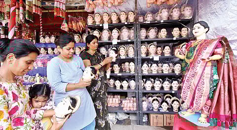 पिंपरी : गौराईच्या आकर्षक मुखवट्यांनी सजली बाजारपेठ