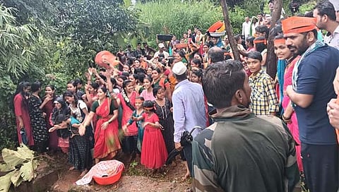 Kolhapur News: धामणी तीरावर गवशी-सावतवाडी ग्रामस्थांचा रंगला शिव्यांचा फड