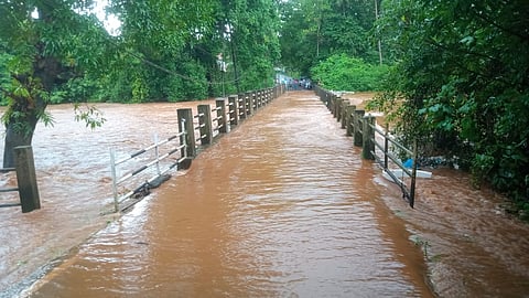 पुलावरुन जाणारे नदीचे पाणी