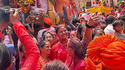 Heena Gavit : खा. हिना गावित यांचा गणेश मिरवणुकीत ढोल ताशाच्या तालावर ठेका