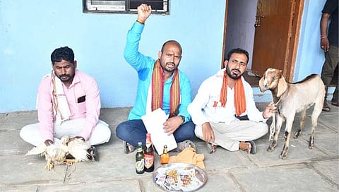 Hingoli News : कृषी अधीक्षक कार्यालयात बकरा, कोंबडी, दारु; स्वाभिमानीचे अनोखे आंदोलन