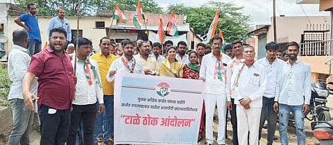 कर्जत नगरपंचायतीला ठोकले टाळे ; अधिकार्यांच्या मनमानीविरुद्ध युवक काँग्रेसचा मोर्चा