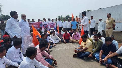 Baramati Maratha Protest : अजित दादांनी फडणवीसांचा राजीनामा घ्यावा नाहीतर त्यांची साथ सोडावी… काटेवाडीत रास्ता रोको