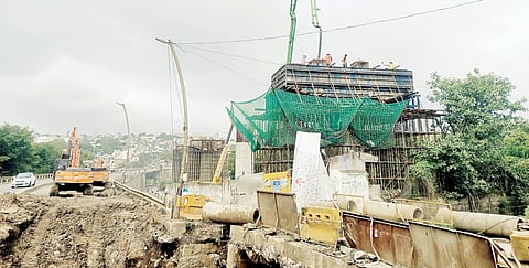 कात्रज येथील उड्डाणपूल मुदतीत पूर्ण करण्याचे आव्हान