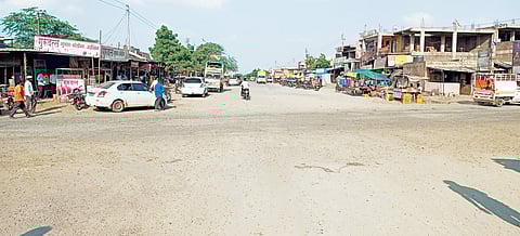 माहिजळगाव : चौफुल्यावर पसरतेय धुळीचे साम्राज्य; ग्रामस्थ, व्यावसायिकांचे आरोग्य धोक्यात