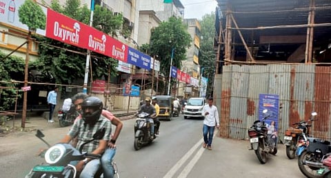 Ganeshotsav 2023 : नियम धाब्यावर बसवून रस्त्यावर मंडप