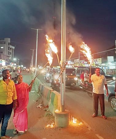 पथदिव्यांचे दिवे गायब; नगरसेविकेने चक्क भर रस्त्यात पेटविले टेंभे