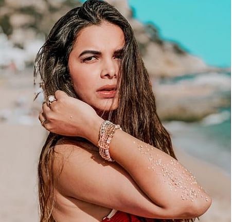 Mitali Mayekar : स्पेनमधून मितालीचा ओल्या केसांत हॉट अवतार