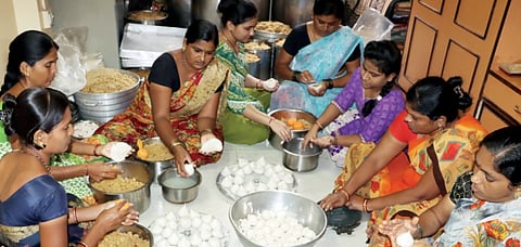 Ganeshotsav 2023 : बाजारात उकडीच्या मोदकांचा गोडवा; महिला व्यावसायिकांची लगबग