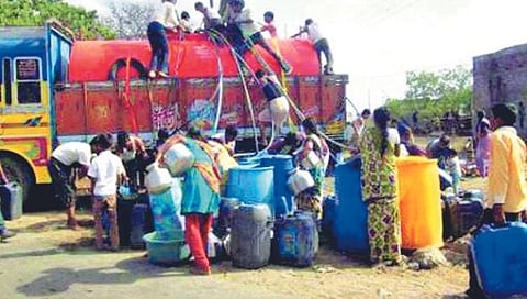 सोलापूर : साडेतीन लाख लोकांना टँकरने पाणी