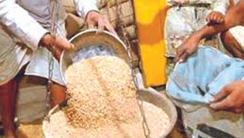 राज्यात रेशनवर ऑक्टोबरमध्ये 76 हजार टन धान्याची कपात