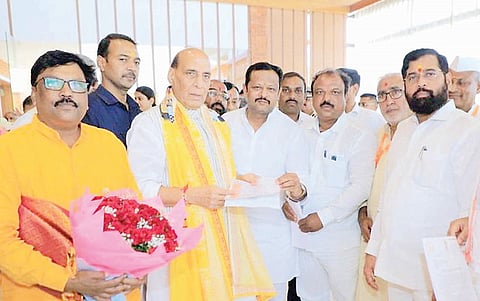 अहमदनगर : बांधकामासाठी अट शिथिल करावी; शिवसेनेचे संरक्षणमंत्र्यांना निवेदन