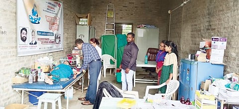 या आरोग्य केंद्रात चक्क पडक्या खोलीत रुग्णांची तपासणी !