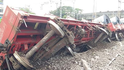 पनवेल रेल्वे स्थानक परिसरात मालगाडी घसरली