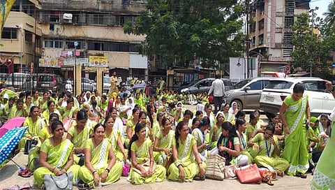 पनवेल: विविध मागण्यांसाठी आशा वर्कर्सचे महापालिकेसमोर लाक्षणिक उपोषण