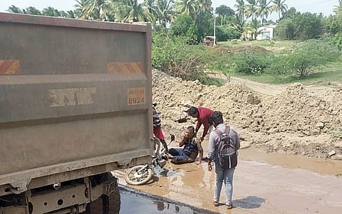 पारगावच्या रस्त्यावरील अपघात थांबेना ; दुचाकीस्वार चिखलात पडून जखमी