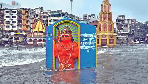 नाशिकच्या गोदाघाटातील दुतोंड्या मारुतीच्या कमरेपर्यंत पाणी आले(छाया : रुद्र)