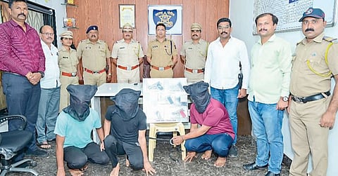 Pune crime news : रांजणगावात पिस्तुलांची तस्करी; आठ जणांवर गुन्हा