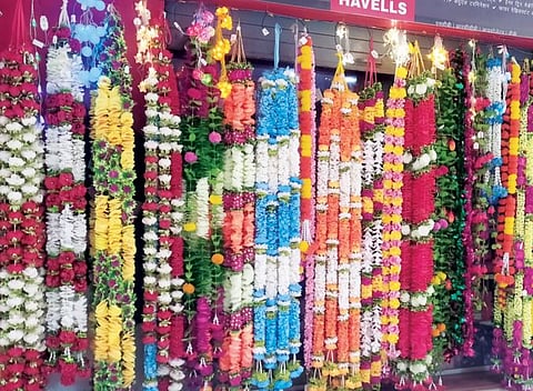प्लास्टिक फुलांमुळे हरवला सण-उत्सवांतील सुगंध