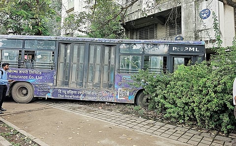 Pune Accident News : पीएमपी बसला अपघात; सुदैवाने जीवितहानी नाही