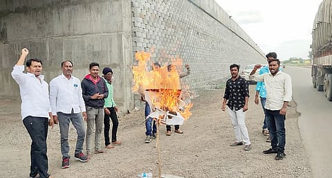 नगरमध्ये राज्य सरकारच्या प्रतिकात्मक पुतळ्याचे दहन