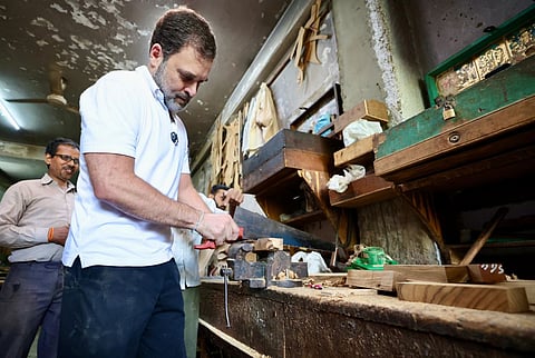 काँग्रेस नेते राहुल गांधी यांनी दिल्लीतील कीर्तीनगर येथील आशियातील सर्वात मोठ्या फर्निचर मार्केटला भेट दिली. येथील कारागिरांची भेट घेत त्यांनी सुतार काम शिकण्याचाही प्रयत्न केला.