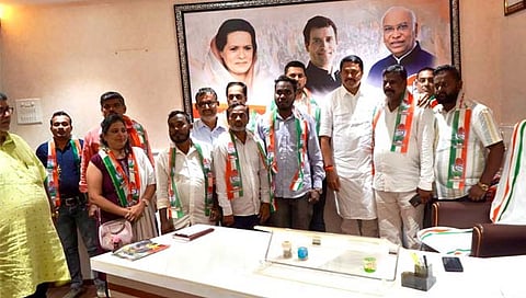 Congress : रायगड जिल्ह्यातील शेकडो रिपाई कार्यकर्त्यांचा काँग्रेस पक्षात प्रवेश