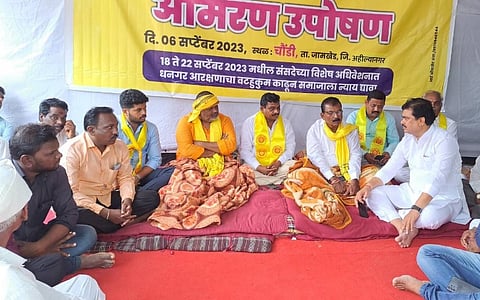 आमदार प्रा राम शिंदे यांनी चौंडी येथे उपोषणकर्त्यांची भेट घेऊन त्यांच्या प्रकृतीची विचारपूस करताना (छाया : दीपक देवमाने)