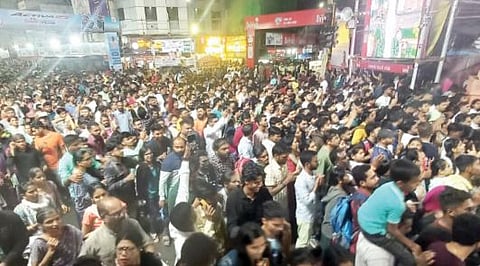 Pune news : उत्साहाला उधाण ! देखावे पाहण्यासाठी राज्यभरातून गणेशभक्तांची गर्दी