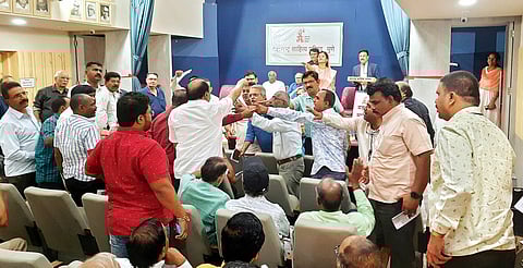 पुणे : सारस्वत एकमेकांमध्ये भिडले! महाराष्ट्र साहित्य परिषदेच्या सभेत वादावादी