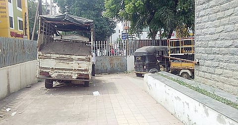 संगमनेर : जप्त वाहने तहसील कार्यालयाच्या प्रवेशद्वारातच