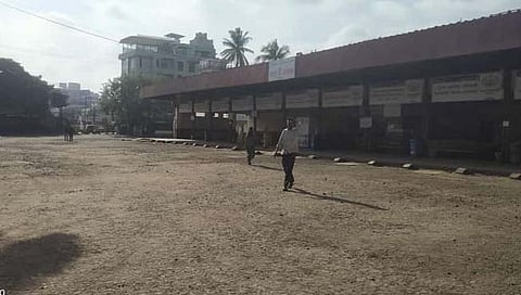 सांगली- बंदमुळे येथील बसस्थानकात असा शुकशुकाट आहे
