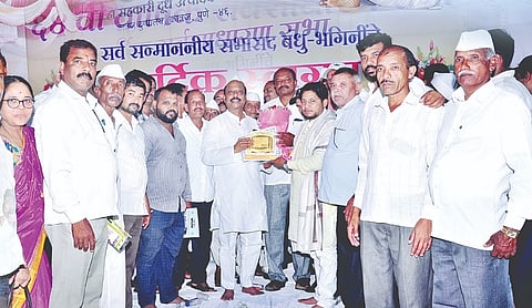 Katraj Dudh Sangh : कात्रज संघाकडून आदर्श दूध संस्थांचा सन्मान