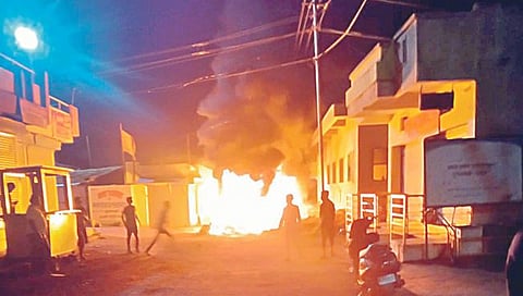 Satara News | पुसेसावळीत आक्षेपार्ह पोस्टवरून जाळपोळ, एकाचा मृत्यू, १४ जण जखमी