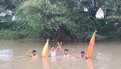 परभणी: सुनेगाव येथे मराठा समाजाचे इंद्रायणी नदीत अर्धनग्न जलसमाधी आंदोलन