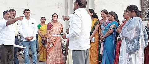 शिक्षक सोसायटीसमोर निदर्शने ; सभासदाच्या उपचारासाठी वेळेत कर्ज न दिल्याचा आरोप