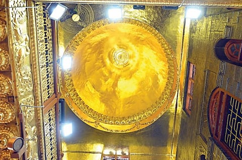 शिर्डी साईबाबांच्या मंदिरास दिला सोन्याचा मुलामा