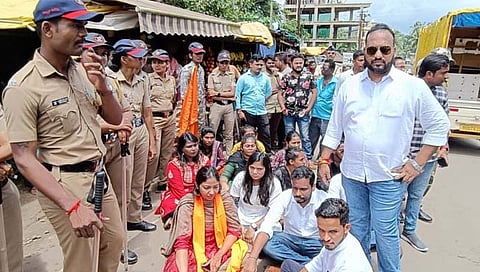 Sindhudurg News : सावंतवाडीत शिक्षणमंत्र्यांच्या कार्यालयासमोर युवासेनेचे ‘बोंब मारो आंदोलन’