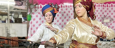 मर्दानी युद्धकलेची परदेशी युवतींना ’भुरळ’