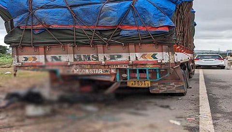 Karnataka | चित्रदुर्गमध्ये भीषण अपघात, ट्रकला कारची धडक, ४ ठार, ३ जखमी