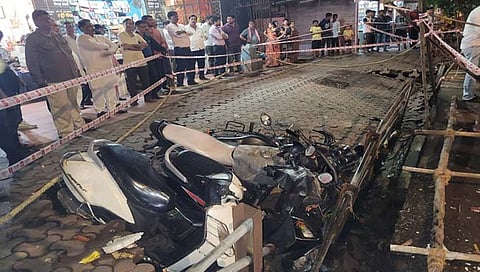 फुटपाथ खचून दुचाकींचे नुकसान